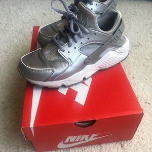 Nike Huaraches silver